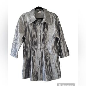Noelle women’s silver crinkled 3/4 sleeve button down shirt jacket Poly rayon 10